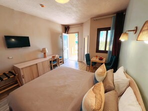 Dobbeltrom – standard, balkong, sjøutsikt | Safe på rommet, skrivebord og skrivebord for bærbar PC