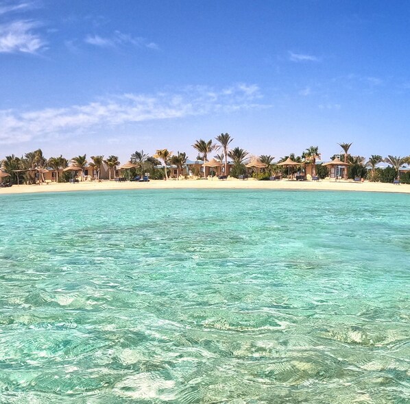 Privat strand, hvit sand, solsenger og massasje på stranden