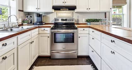 2 bed 1 bath, huge yard, screened porch with ceiling fans, near the boat ramp