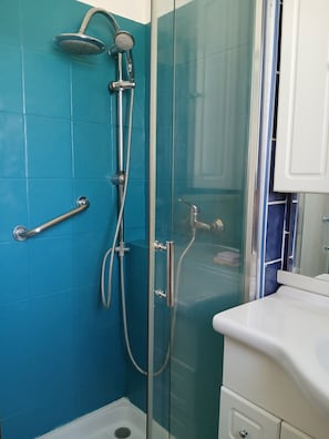 Shower, hair dryer, towels, soap - Charming, quiet town house with small garden (Crest)