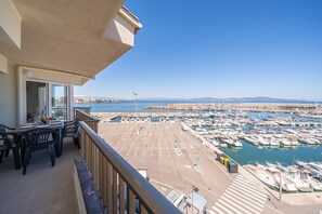 Apartment | Balcony - Apartment in L'escala Near Sandy Beaches (L'Escala)