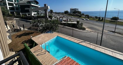 PTİVATE POOL BY SEA SİDE VİLLA3+1