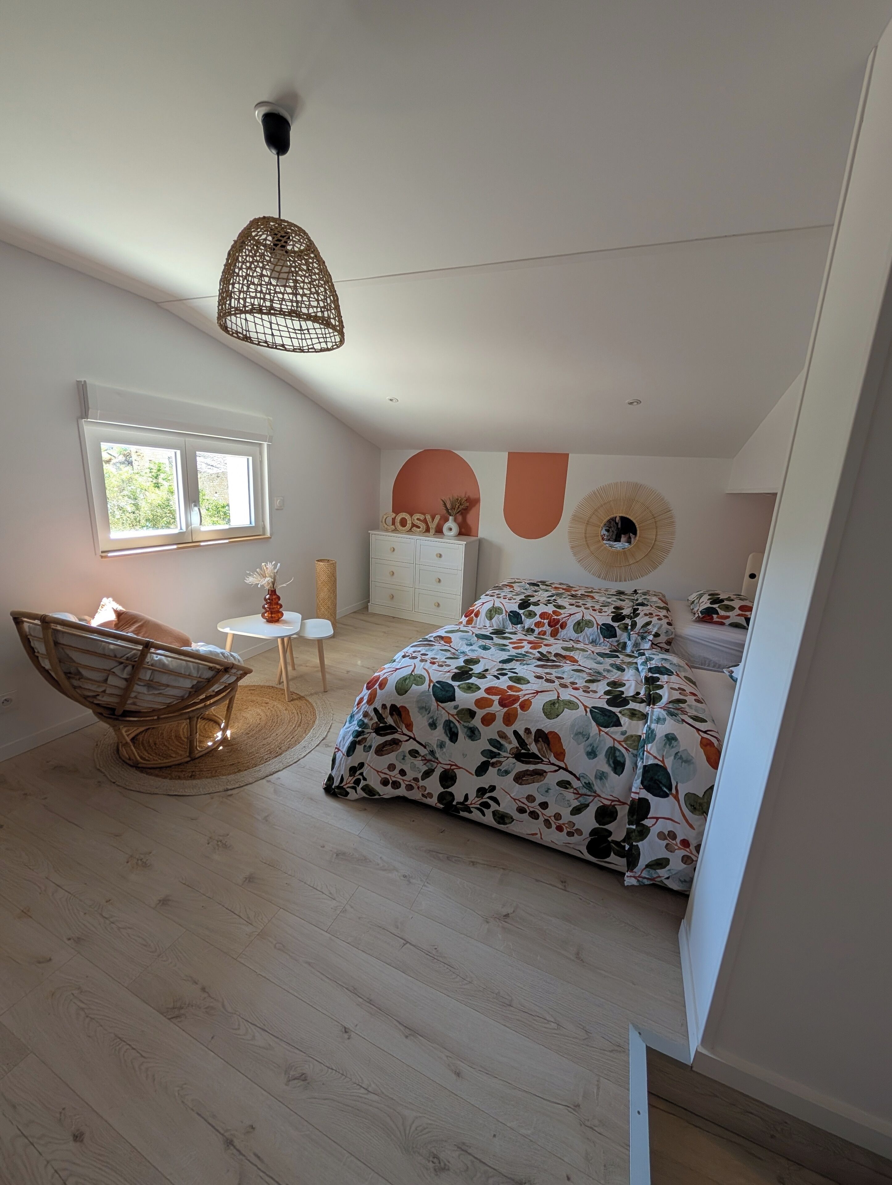 3 bedrooms, travel crib, internet, bed sheets