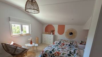 3 bedrooms, travel crib, internet, bed sheets