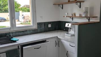 Kjøleskap, mikrobølgeovn, ovn og kokeplater