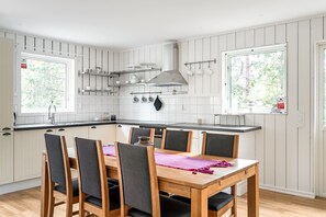 Dining - Quaint 3 room cottage fully equipped in Stockholm. (Stockholms län)