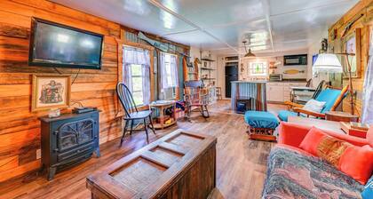 Fenced Yard: Quaint Cabin Near Lake Texoma!