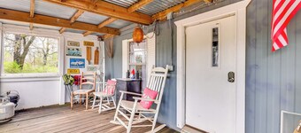 Fenced Yard: Quaint Cabin Near Lake Texoma!