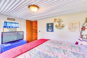 Interior - Fenced Yard: Quaint Cabin Near Lake Texoma! (Madill)