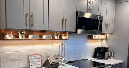 Nashville Carriage House - Charming comfy 4BR, 3BA w hot tub, firepit and albums