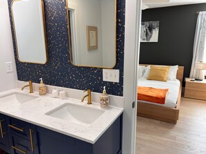 4 bedrooms, desk, iron/ironing board, free WiFi