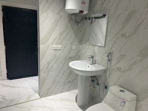 Douche, serviettes fournies, savon, papier toilette