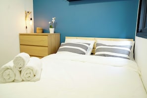 1 chambre, fer et planche à repasser, lit de bébé portatif