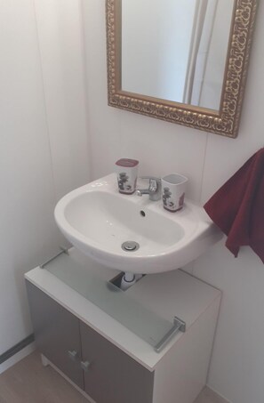 Dusj, hårføner, håndklær og toalettpapir