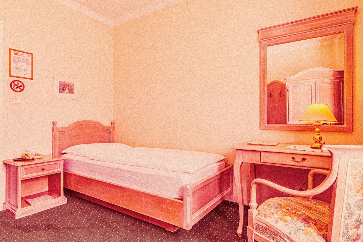 1 habitación, caja de seguridad en la habitación y escritorio