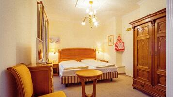 Camera Basic con letto matrimoniale o 2 letti singoli | 1 camera, una cassaforte in camera, una scrivania, postazione laptop