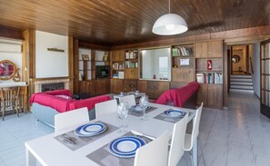 Apartment | Dining - Apartment in L'escala With Stunning Sea Views (L'Escala)