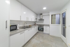 Apartment | Private kitchen - Apartment in L'escala With Stunning Sea Views (L'Escala)