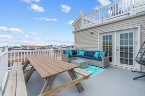Outdoor dining - 3 min to Ocean  4 BR & 4Bth, 3 Car Prkn, 2 Deck w/AC + 8 beach badges. (Seaside Heights)