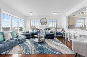 TV - 3 min to Ocean  4 BR & 4Bth, 3 Car Prkn, 2 Deck w/AC + 8 beach badges. (Seaside Heights)