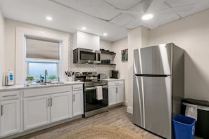 Refrigerador, horno, placa de cocina, cafetera/tetera