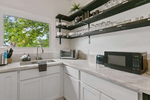 Kühlschrank, Mikrowelle, Ofen, Kochgeschirr/Geschirr/Besteck