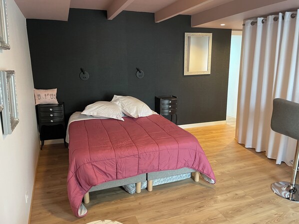 1 bedroom, travel cot, WiFi, bed sheets