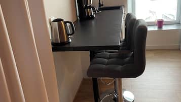 Kylskåp, mikrovågsugn, spishäll och vattenkokare