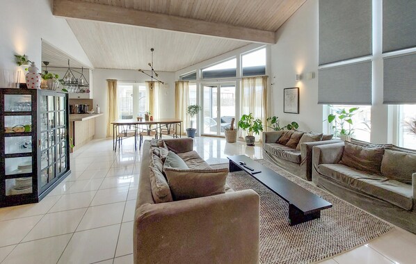 Smart TV, fireplace - Nice home in Furulund with sauna (Furulund)