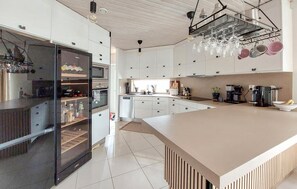 Fridge, oven, stovetop, dishwasher - Nice home in Furulund with sauna (Furulund)