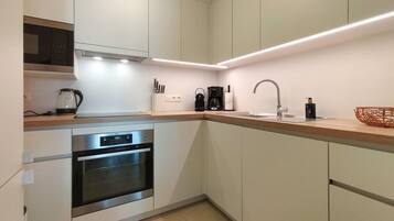 Een koelkast, een vaatwasser, een koffiezetapparaat/waterkoker