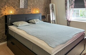 2 bedrooms, travel crib, free WiFi