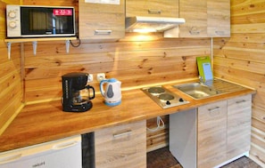 Fridge, stovetop, coffee/tea maker
