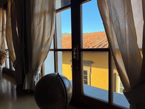 Top floor in historic building in downtown Prato, with garage within walking distance