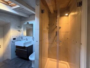 Shower, hair dryer, bidet, towels - Top floor in historic building in downtown Prato, with garage within walking distance (Prato)