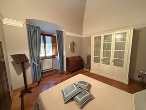 3 bedrooms, desk, iron/ironing board, WiFi - Top floor in historic building in downtown Prato, with garage within walking distance (Prato)