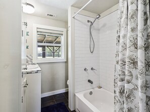 Huis, 2 slaapkamers | Badkamer | Handdoeken, shampoo