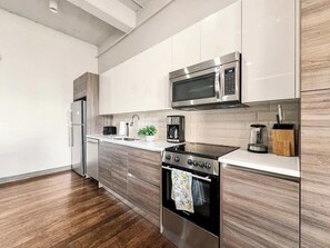 Fridge, microwave, oven, stovetop - Elegant 2BD | DT Dallas | Sleeps 16 | Free Parking (Dallas)