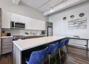 Refrigerador, microondas, horno, placa de cocina