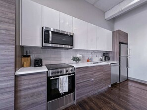 Fridge, microwave, oven, stovetop - Elegant 3BD | DT Dallas | Sleeps 18 | Free Parking (Dallas)