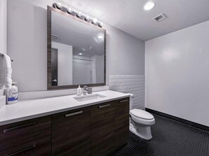 Shower, hair dryer - Elegant 3BD | DT Dallas | Sleeps 18 | Free Parking (Dallas)