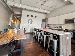 Frigorífic, microones, forn i placa de cuina 