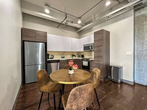 Een koelkast, een microgolfoven, een oven, een kookplaat