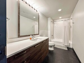 Een douche, een haardroger, shampoo