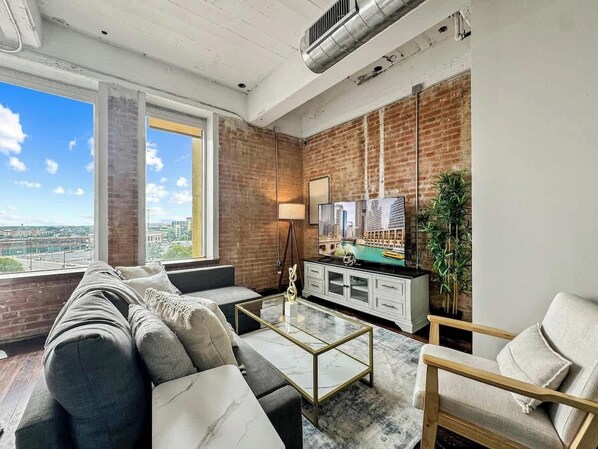 TV, offices - Elegant 3BD | DT Dallas | Sleeps 10 | Free Parking (Dallas)