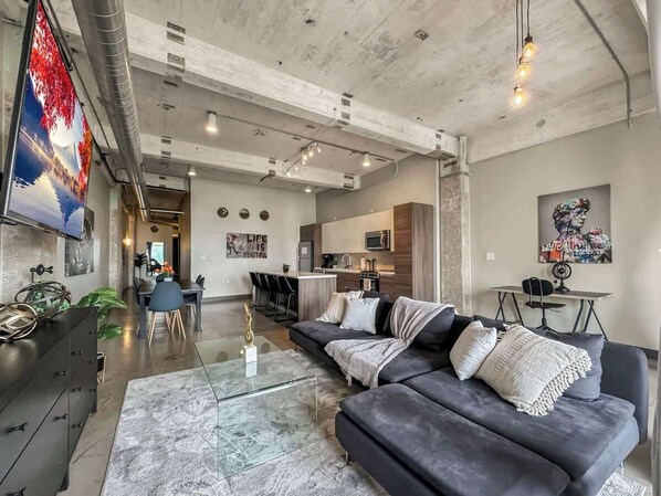 Een televisie en een kantoor