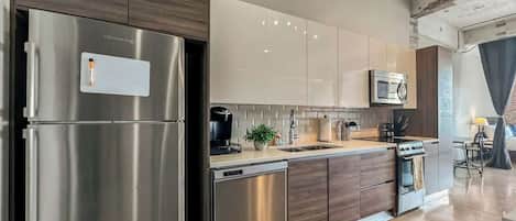 Réfrigérateur, micro-ondes, four, plaque de cuisson