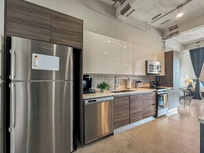 Frigorífico, microondas, horno y placa de cocina