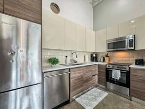 Frigorífico, microondas, horno y placa de cocina