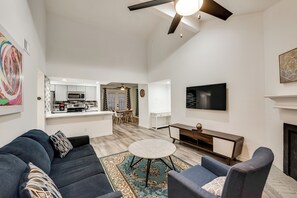Smart TV, fireplace - 2-bedroom condo in charming Dallas with WiFi, AC (Dallas)